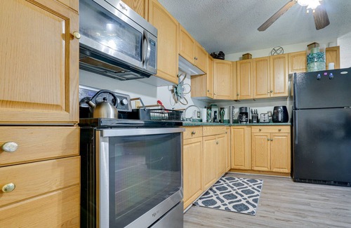 Marion House | Cozy Indiana Home w/Deck, Charcoal Grill & Yard!