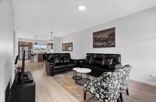 Southeast Calgary House | “Cozy & Inviting Calgary Home Perfect for Holidays & Gatherings