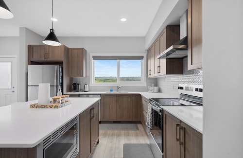 Southeast Calgary House | “Cozy & Inviting Calgary Home Perfect for Holidays & Gatherings