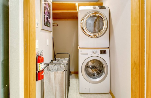 Greenbank Apartment | Cozy Island Condo with Free WiFi, Washer/Dryer & Great Location