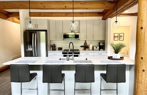 Central Okanagan House | Cozy Kelowna Cabin #5 - Sleeps 10 with private hot tub