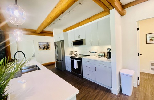 Central Okanagan House | Cozy Kelowna Cabin #5 - Sleeps 10 with private hot tub