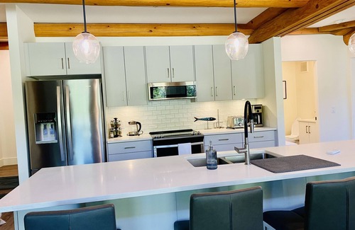 Central Okanagan House | Cozy Kelowna Cabin #5 - Sleeps 10 with private hot tub