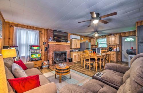 Cub Run House | Cozy Kentucky Cabin with Sunroom, Yard and Views!
