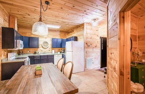 Franklin Cabin | Cozy & kid friendly cabin w/million $ views, hot tub, game room, and fire pit!