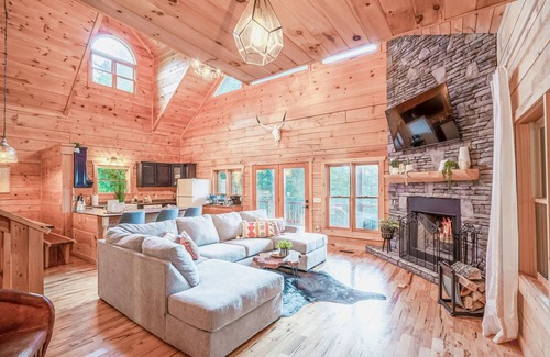Franklin Cabin | Cozy & kid friendly cabin w/million $ views, hot tub, game room, and fire pit!