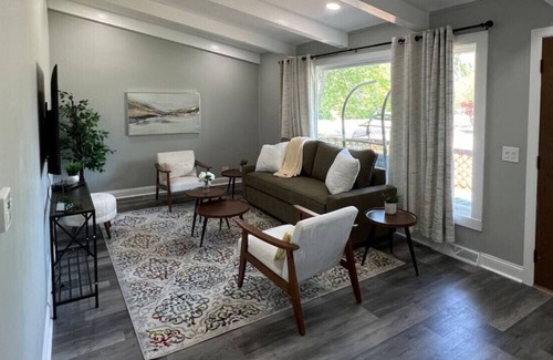 Highland Hills House | Cozy King bed, Free Wi-Fi Modern Lombard Home