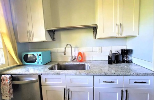 Decatur House | Cozy King bed/Queen Sofa bed/Room TV Wifi
