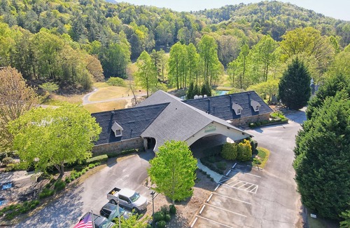 Clayton Condo | Cozy King Room in Clayton, GA with Mountain Views and Resort Access