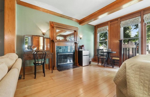 Sturgeon Bay Hotel | Cozy king Suite, two person jet tub, Downtown!