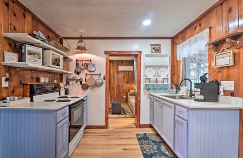 Knoxville Cabin | Cozy Knoxville Getaway ~ 8 Mi to Downtown!