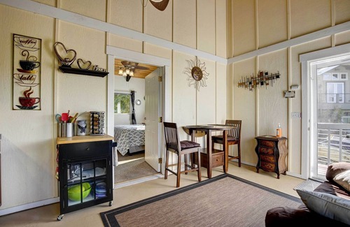Kalaoa Cottage | Cozy Kona Coast Apt w/Lanai ~ 8 Miles to Beach!