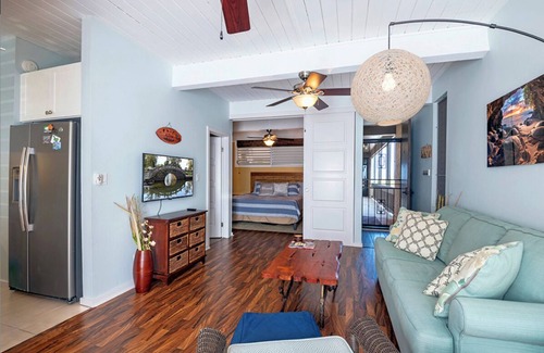 Historic Kailua Village Condo | Cozy Kona condo walking distance to the beach, shops and restaurants.
