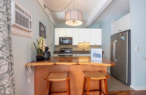 Historic Kailua Village Condo | Cozy Kona condo walking distance to the beach, shops and restaurants.