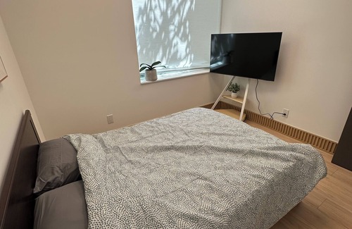 Fairview Apartment | Cozy Lab Studio. Central Location. High-end Mattress, 55inch TV, Free Coffee