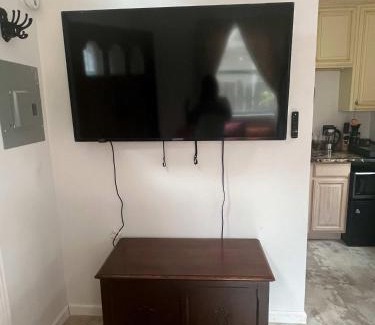 Freetown - Port Rico Apartment | Cozy Lafayette Apartment - Kitchen Free Parking & WiFi