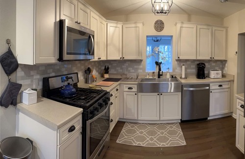 Como House | Cozy Lake Como Getaway - quiet, comfy, and minutes to private beach!