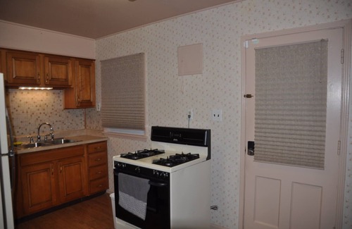 Erie House | Cozy Lake Erie Bungalow!