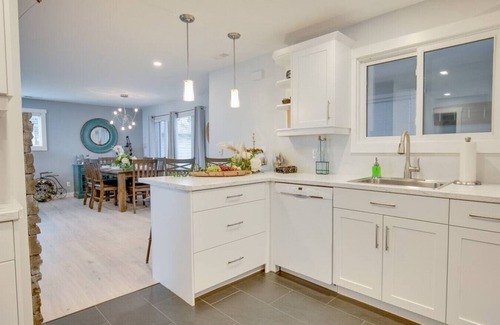 Leamington Cottage | Cozy Lake front Retreat