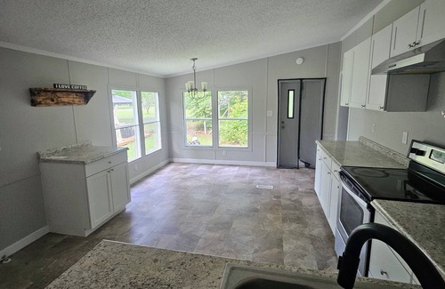 Beechgrove House | Cozy Lake House Get Away with 3 bd country style near Bonnaroo with AC and WiFi