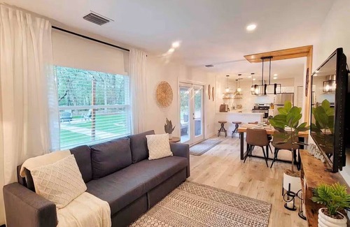 Branford House | Cozy Lake House, Hot Tub & Close to FL Springs