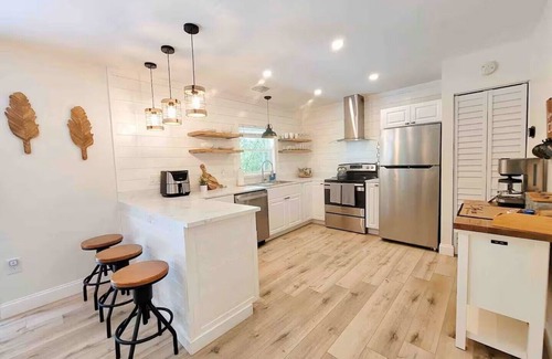 Branford House | Cozy Lake House, Hot Tub & Close to FL Springs