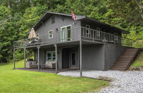Alexander City Cabin | Cozy Lake Martin Cabin - Bottom Floor Rental - with Stunning Waterfront Views