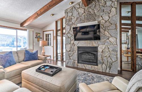 Robbinsville House | Cozy Lake Santeetlah Cottage with Dock and 3 Kayaks!