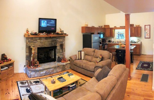 Topton Cabin | Cozy Lakefront Cabin, on Beautiful Nantahala Lake