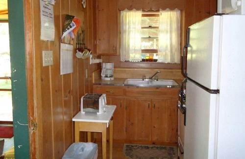 Hayward Resort | Cozy lakefront cabin