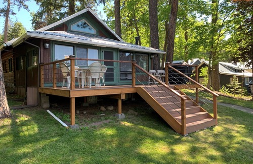 Rathdrum Cabin | Cozy Lakefront Cabin on Lower Twin Lake w/Private Dock & Beach