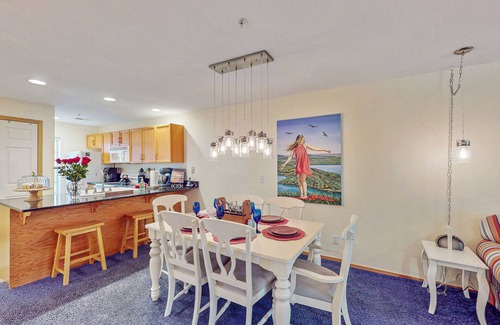 Hollister Condo | Cozy lakefront condo w/ two primary suites, sunroom & shared pool