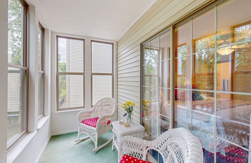 Hollister Condo | Cozy lakefront condo w/ two primary suites, sunroom & shared pool
