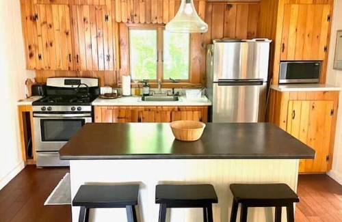 Greenwood Cottage | Cozy Lakefront Cottage