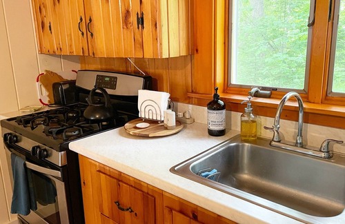 Greenwood Cottage | Cozy Lakefront Cottage
