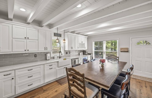 Denver House | Cozy Lakefront Cottage on a Quiet Cove
