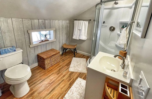 Town of Torrey Cottage | Cozy lakefront cottage on Seneca Lake wine trail with private dock and beach