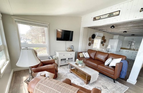 Town of Torrey Cottage | Cozy lakefront cottage on Seneca Lake wine trail with private dock and beach