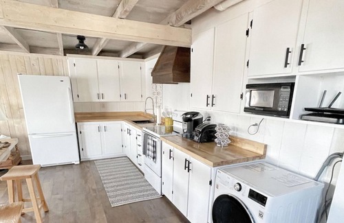 Town of Torrey Cottage | Cozy lakefront cottage on Seneca Lake wine trail with private dock and beach