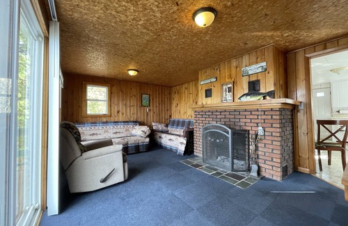 Hale Cottage | Cozy Lakefront Hilltop Cottage. Pet friendly. Queen Bed &2 Queen Futons Sleeps 6