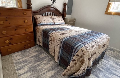 Hale Cottage | Cozy Lakefront Hilltop Cottage. Pet friendly. Queen Bed &2 Queen Futons Sleeps 6