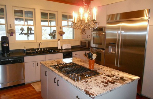 Tuxedo House | Cozy, Lakefront Home - Lake Summit