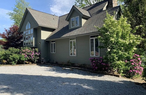 Tuxedo House | Cozy, Lakefront Home - Lake Summit