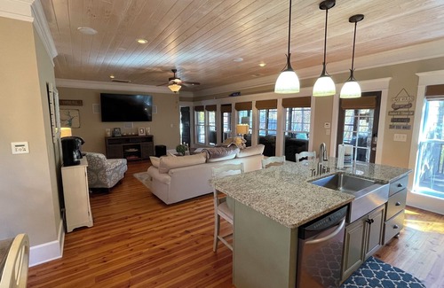 Gumlog House | Cozy lakefront home situated on a quiet cove with deep water!