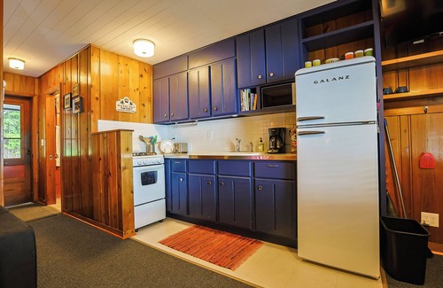 Presque Isle Cabin | Cozy Lakefront Retreat Sleeps 4, Fully Updated