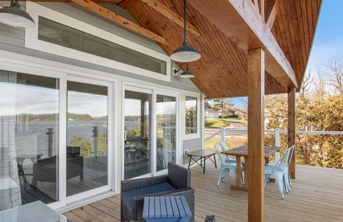 Malletts Bay Cottage | Cozy Lakeshore Cottage