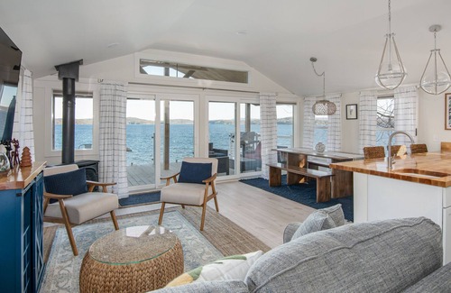 Malletts Bay Cottage | Cozy Lakeshore Cottage