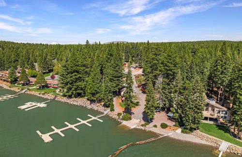 Peninsula Village House | Cozy Lakeside Cabin-Lake Almanor-BoatRamp-Pets-Fun