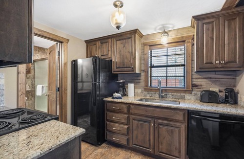 Indian Point Cabin | Cozy lakeside Cabin, Minutes to Silver Dollar City! Resort Perks & TICKET DEALS!
