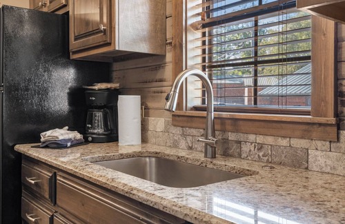Indian Point Cabin | Cozy lakeside Cabin, Minutes to Silver Dollar City! Resort Perks & TICKET DEALS!